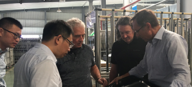 SMP集團(tuán)德國技術(shù)專家來我司對模具及汽車門板總成技術(shù)交流和指導(dǎo)